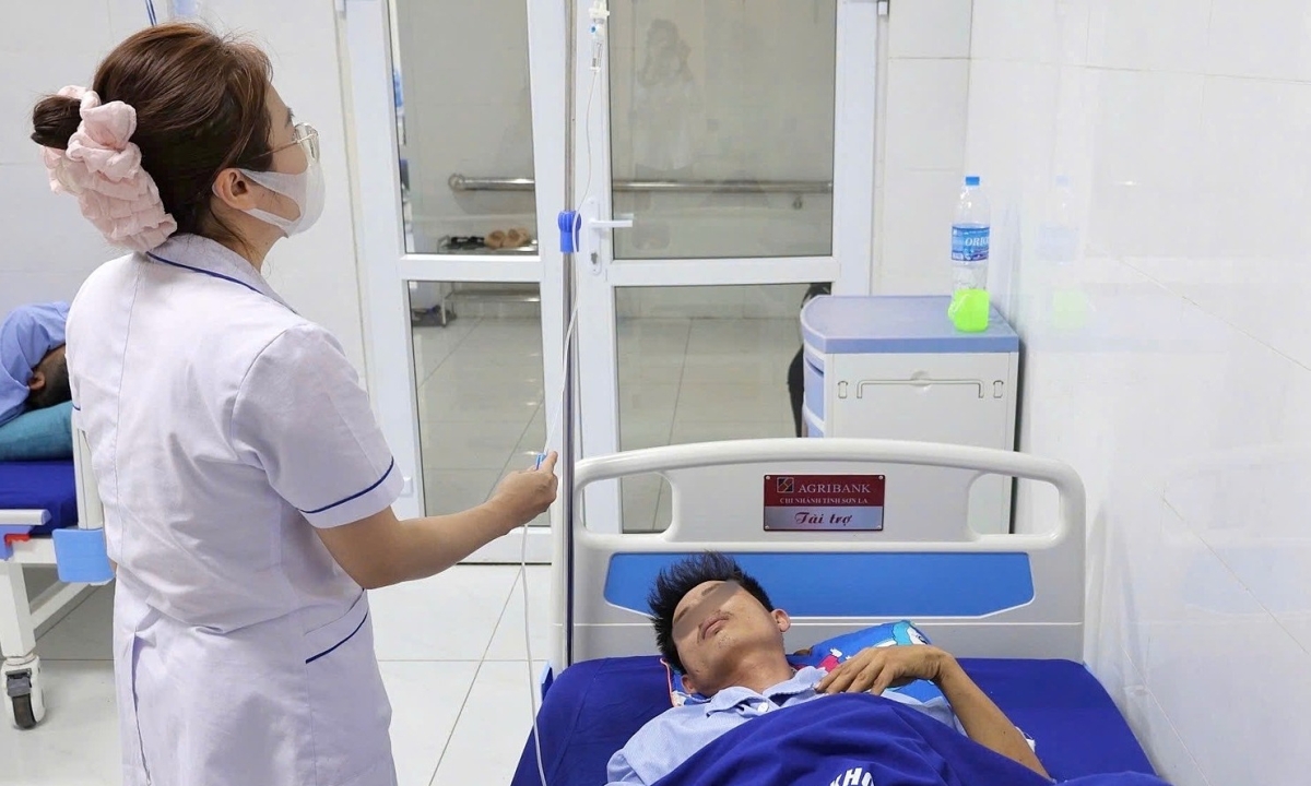 Uống rượu nhịn tiểu, chàng trai ngã vỡ bàng quang