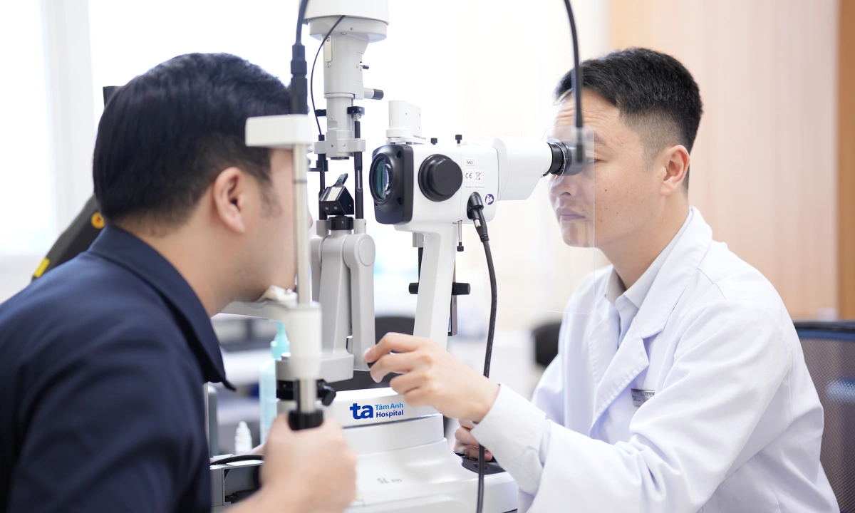 Vì sao bạn chỉ cận một bên mắt?