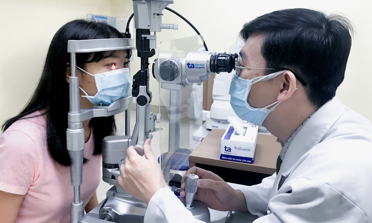 Ho mạnh gây vỡ mao mạch mắt