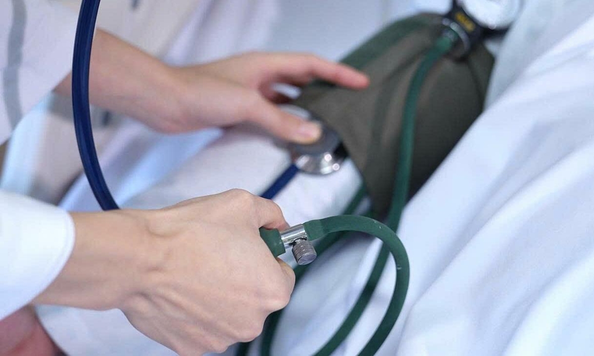 Cách kiểm soát huyết áp khi đi du lịch mùa nắng nóng