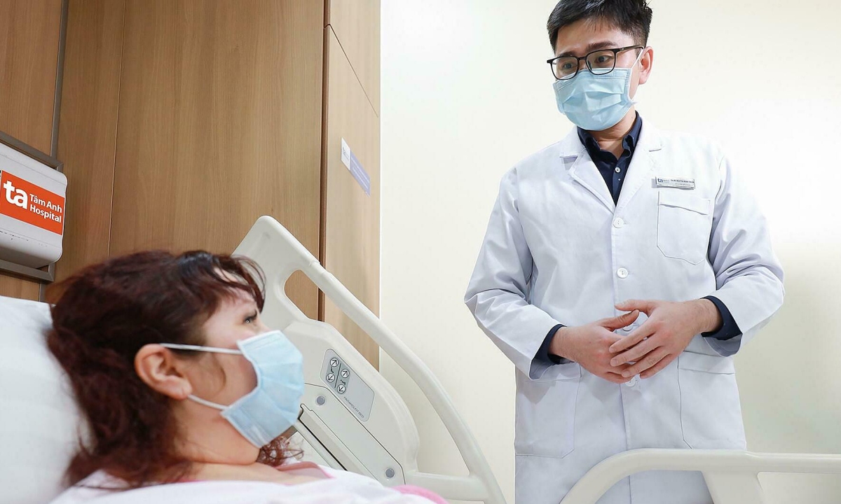 Nữ du khách Nga bị xoắn buồng trứng với khối u nặng 4 kg