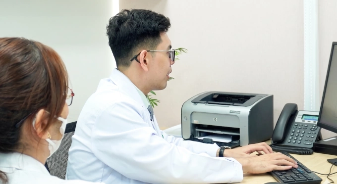 Bác sĩ thăm khám, làm hồ sơ cho người bệnh. Ảnh: Bệnh viện cung cấp