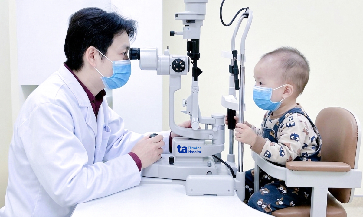Bé trai hai tuổi ung thư võng mạc