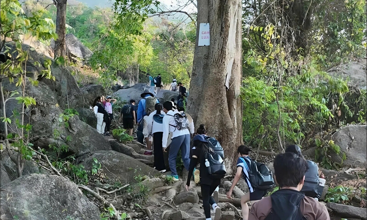Bác sĩ chỉ cách bảo vệ khớp gối khi trekking dịp lễ
