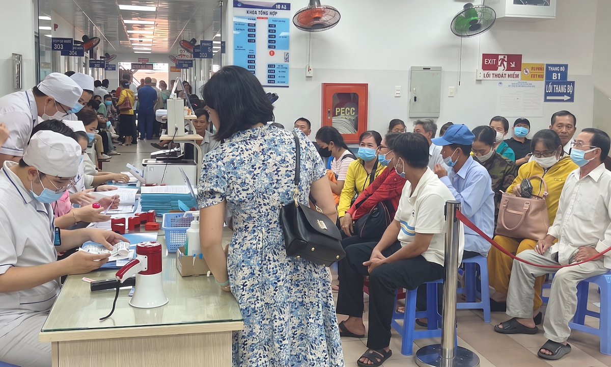 Giảm cảnh chen chúc ở Bệnh viện Mắt TP HCM bằng cách mở thêm nhiều cơ sở