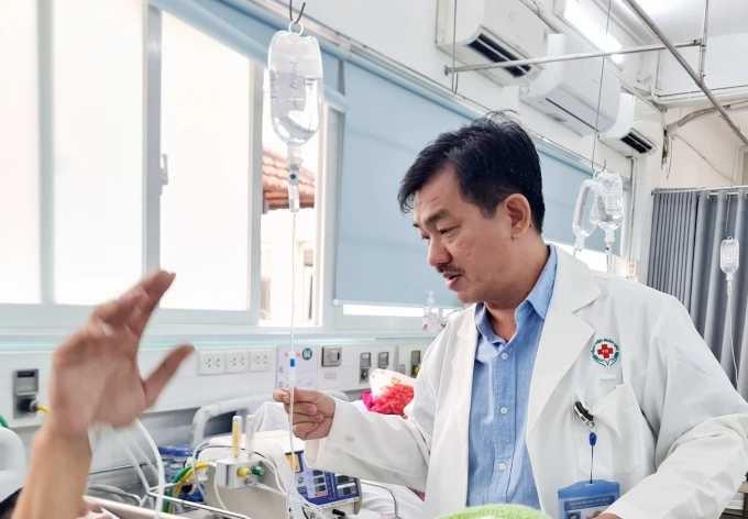 Bác sĩ điều trị bệnh nhân đột quỵ tại Bệnh viện Nhân dân 115. Ảnh: Lê Phương