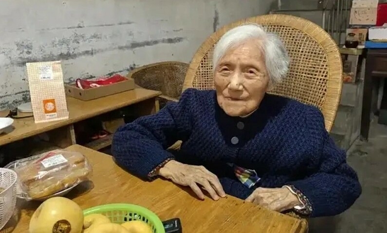 Cụ bà 107 tuổi "trẻ mãi không già" nhờ bí quyết không ăn đồ thừa