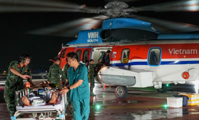 Bệnh nhân được đưa xuống khu điều trị sau khi bệnh nhân hạ cánh tại Bệnh viện Quân y 175. Ảnh: Bệnh viện cung cấp