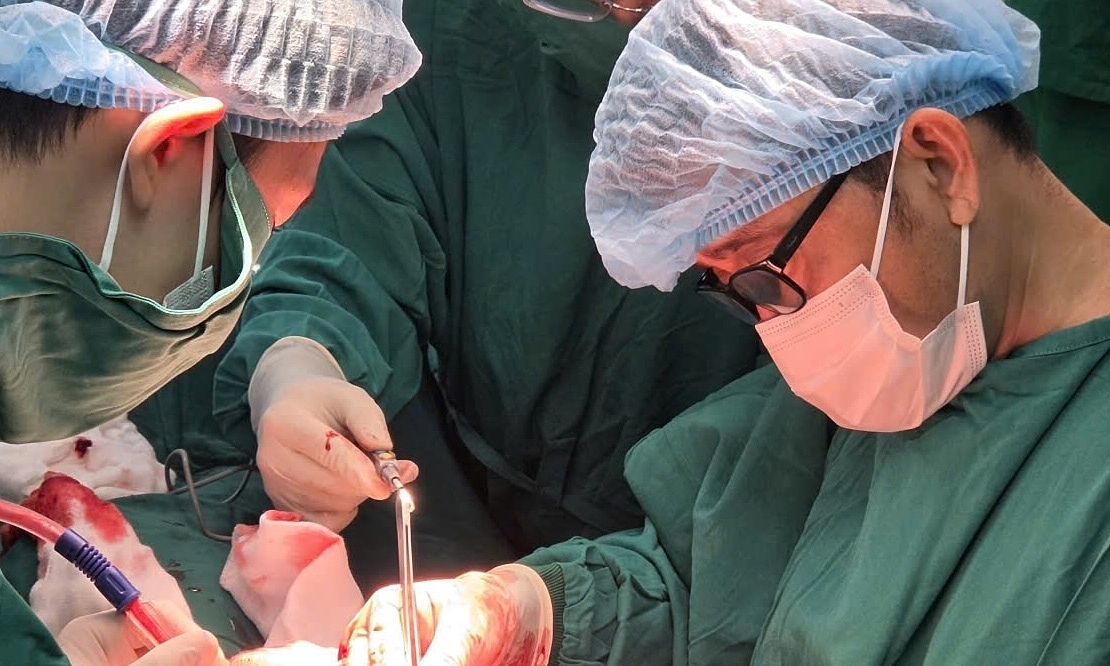 Ép tim 20 phút cứu thanh niên bị đâm đứt động mạch