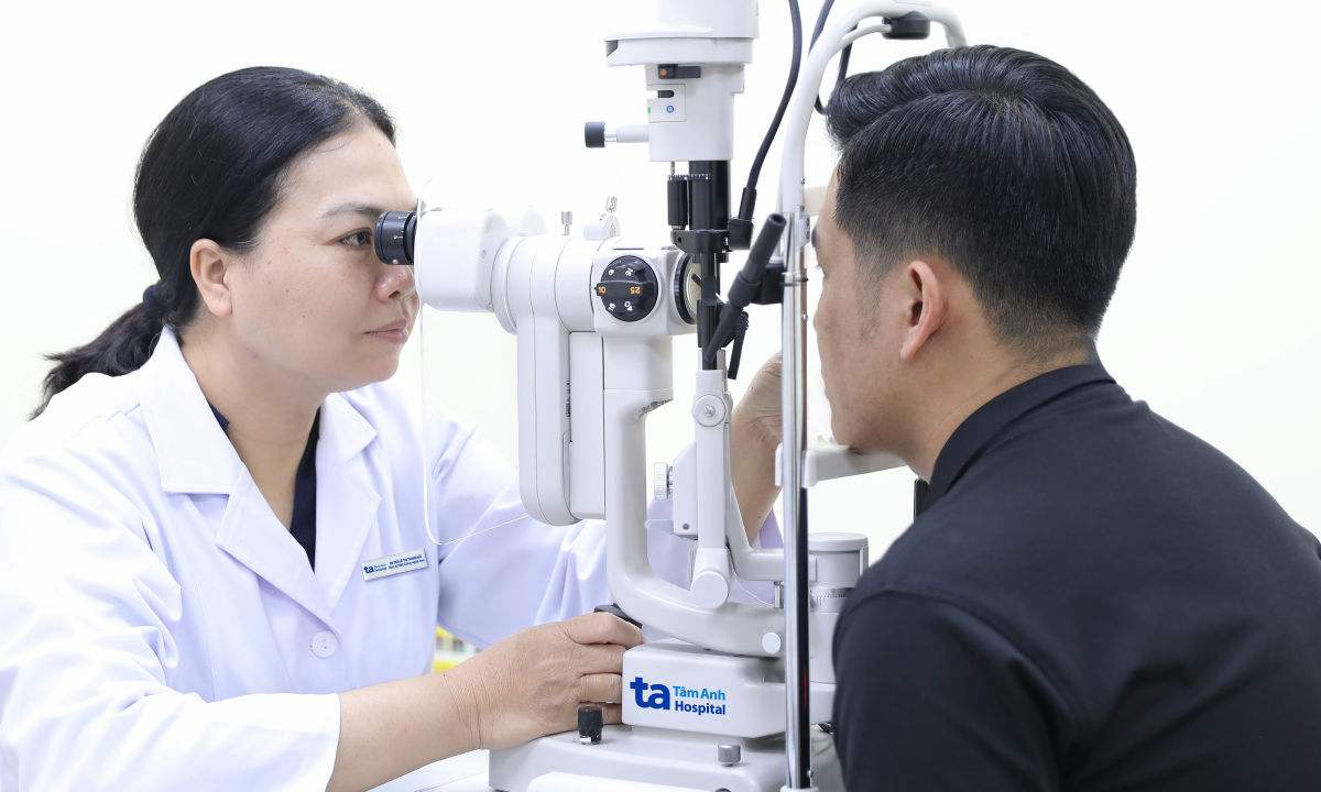 Tăng nhãn áp nghi do dùng thuốc nhỏ mắt corticoid