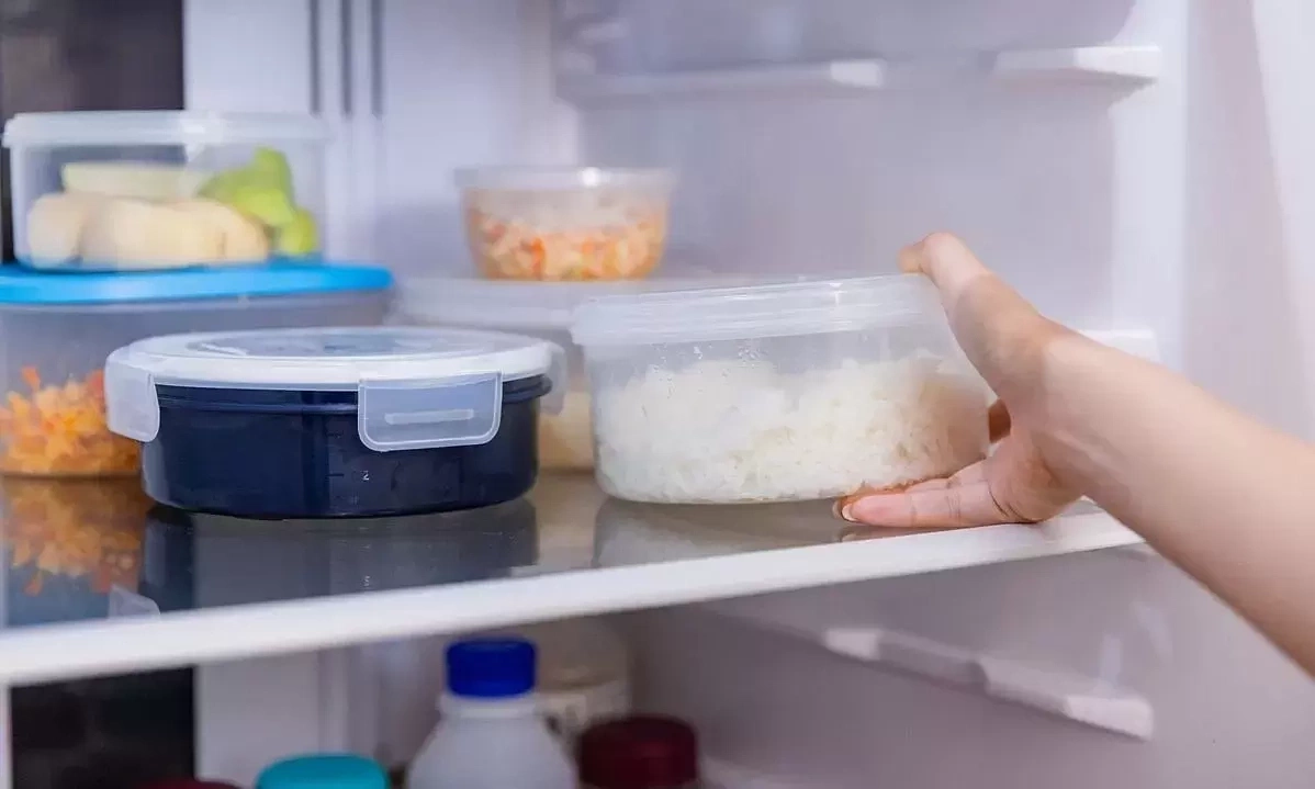 Có nên trữ cơm nguội trong tủ lạnh ăn dần?