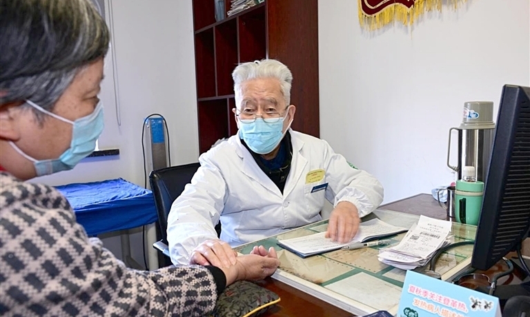 3 'nguyên tắc vàng' giúp danh y 99 tuổi minh mẫn, ngày khám hơn 30 bệnh nhân