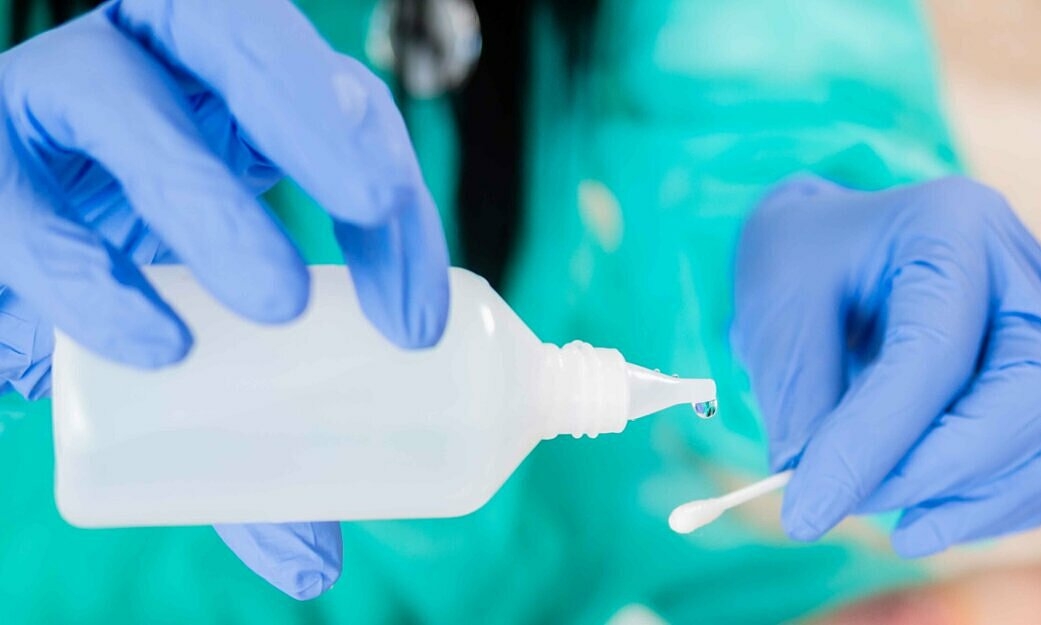 Bác sĩ cảnh báo nguy hiểm khi dùng oxy già sát trùng
