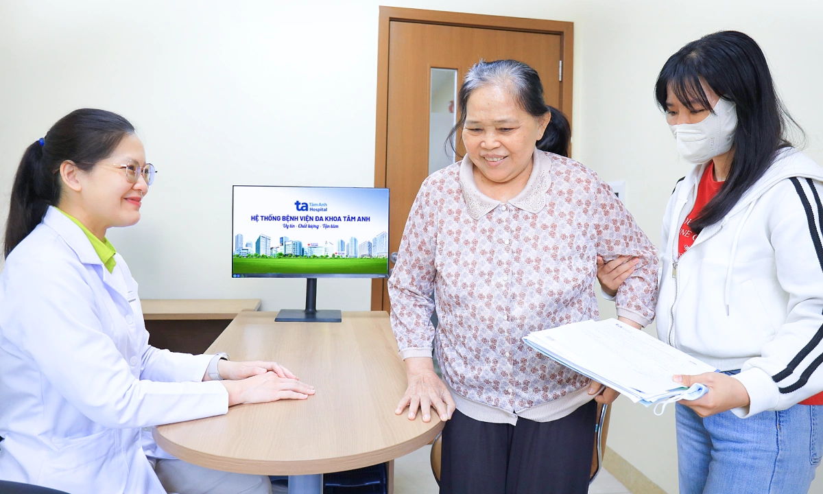 Thay van tim cho người phụ nữ hai lần đột quỵ