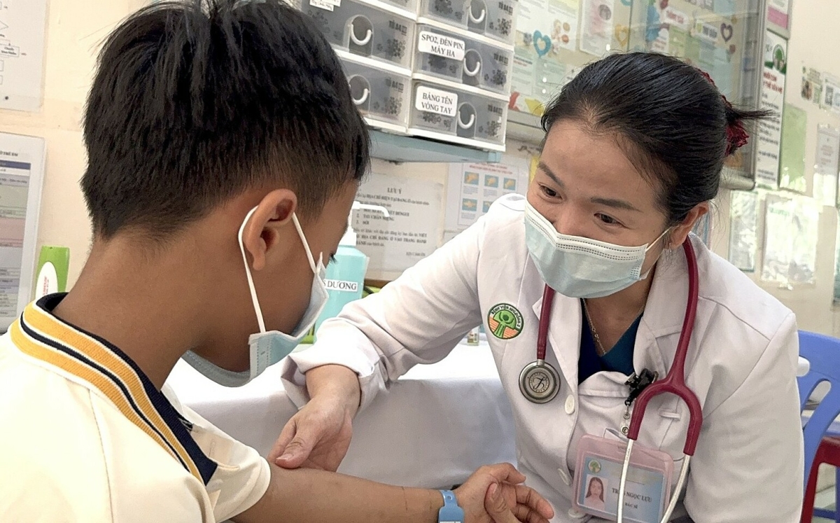 48 giờ điều trị cứu sống bé 7 tuổi bệnh não mô cầu