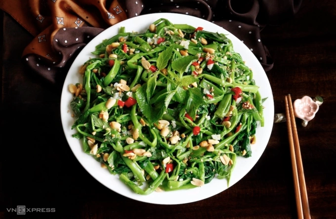 Bắt đầu bữa ăn bằng một đĩa rau xanh, dùng thức ăn mặn tiếp theo và kết thúc bằng tinh bột là cách ăn giúp kiểm soát đường huyết hiệu quả. Ảnh: Bùi Thủy