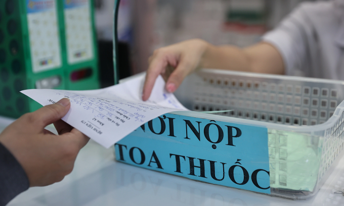 Nhân viên y tế tại nhà thuốc Bệnh viện Quân y 175 phát thuốc cho bệnh nhân. Ảnh:Quỳnh Trần
