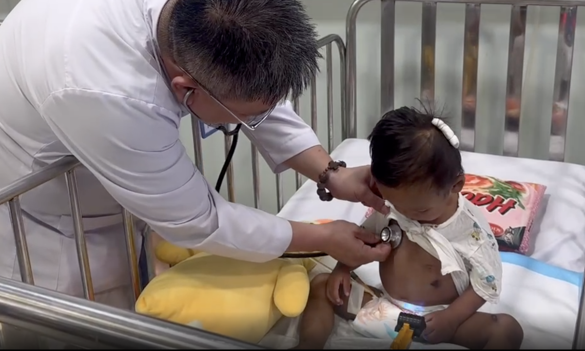 Bé 2 tuổi bị mẹ và người tình bạo hành đã thoát nguy kịch
