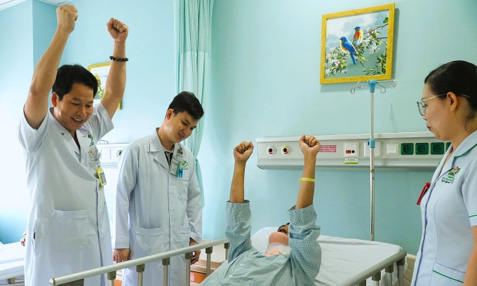 Bác sĩ Bệnh viện Quân y 175 kiểm tra khả năng vận động của bệnh nhân. Ảnh: Bệnh viện cung cấp