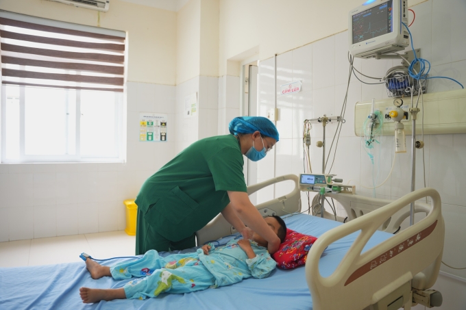 Bệnh nhi được chăm sóc tích cực tại bệnh viện. Ảnh: Bệnh viện cung cấp