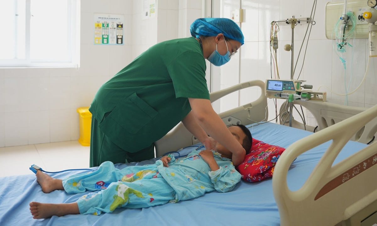 Bão cytokine đẩy bé trai mắc tay chân miệng vào cửa tử