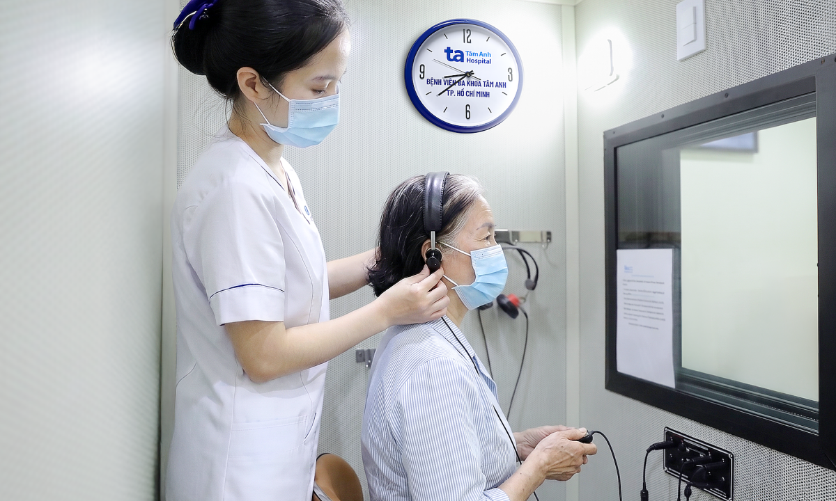 Đột ngột mất thính lực sau nửa ngày ù tai