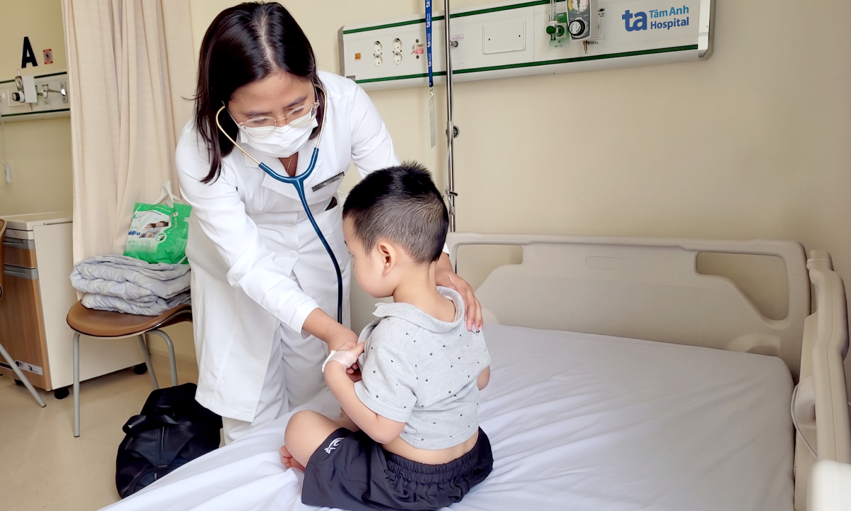 Bé trai viêm phế quản phổi do đồng nhiễm virus, vi khuẩn