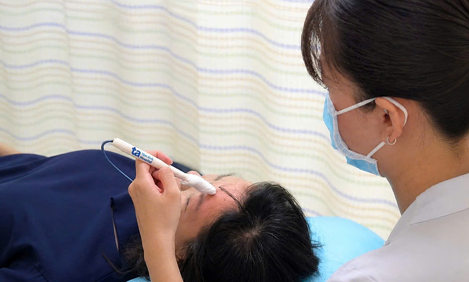 Vì sao nắng nóng có thể gây liệt dây thần kinh số 7?