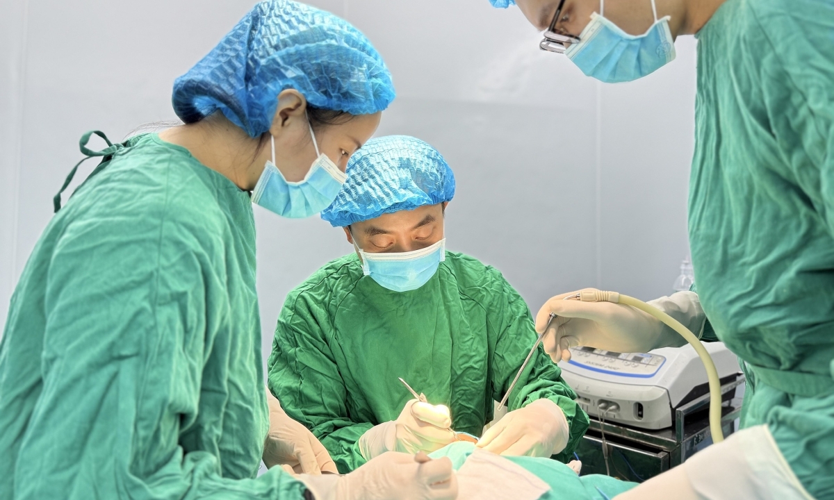 Người đàn ông bị em họ cắn mất nửa môi trên