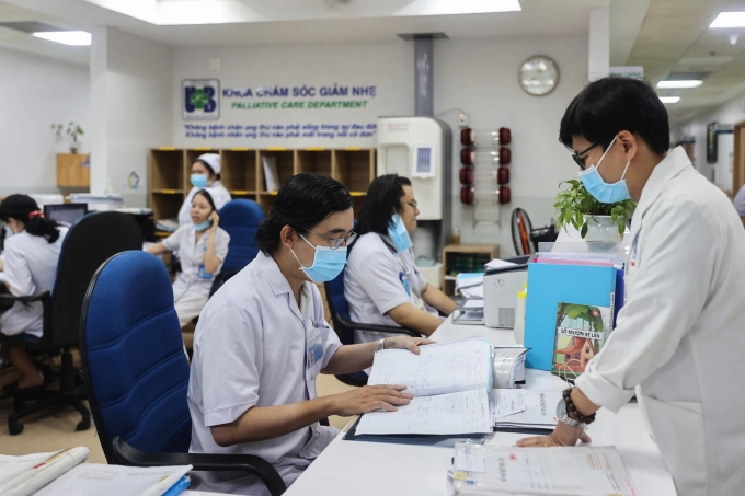 Nhân viên y tế làm việc tại khoa chăm sóc giảm nhẹ, Bệnh viện Ung Bướu TP HCM cơ sở 2. Ảnh: Quỳnh Trần