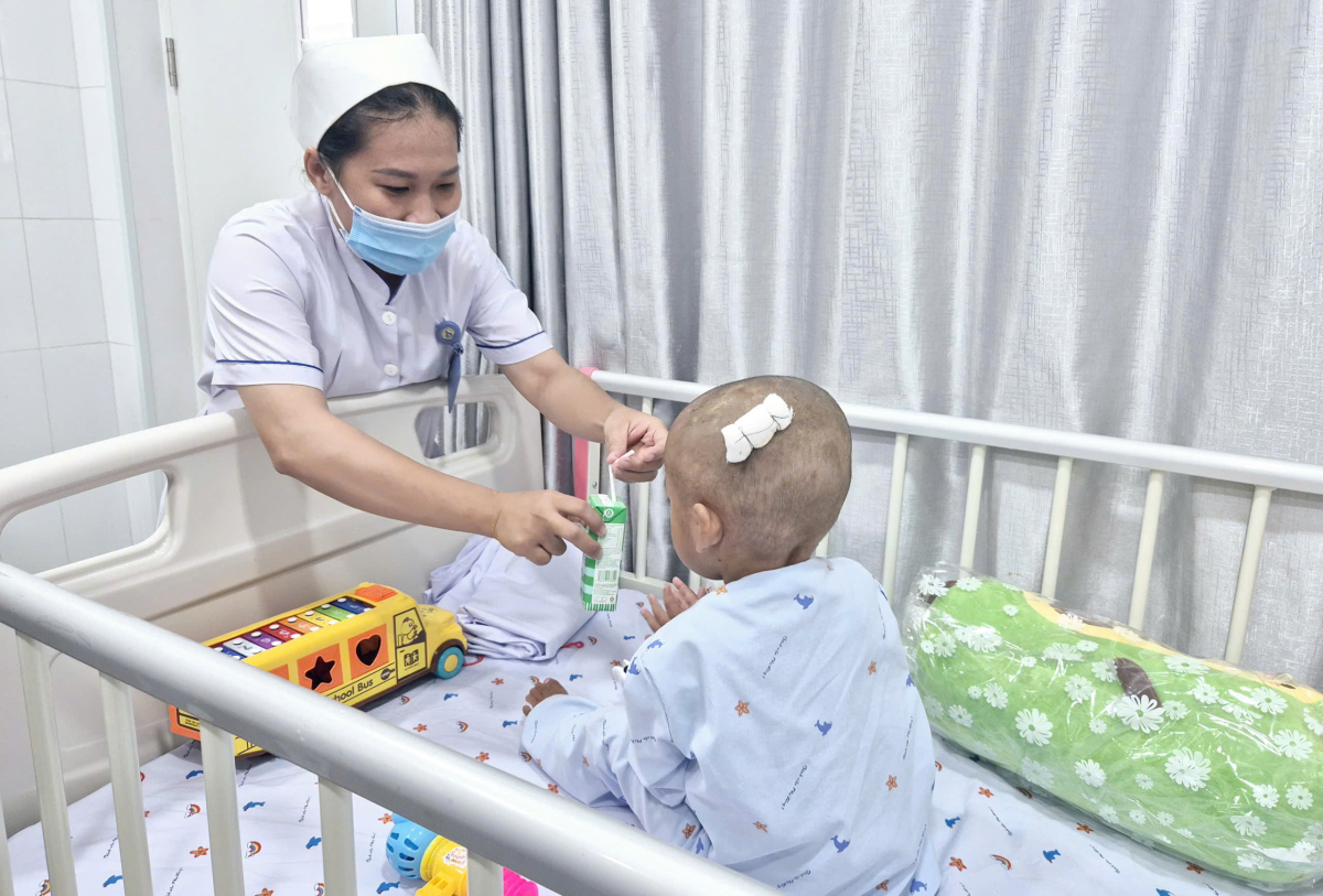 Bé 2 tuổi bị mẹ và người tình bạo hành sẽ được trung tâm bảo trợ nuôi dưỡng