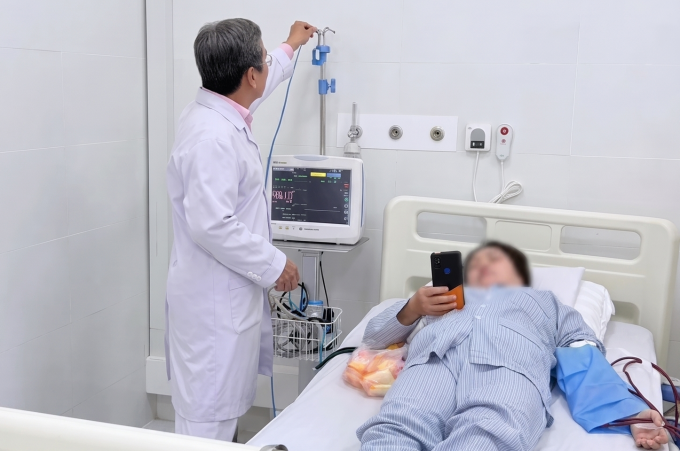 Bệnh nhân chạy thận tại Côn Đảo. Ảnh: Bác sĩ cung cấp