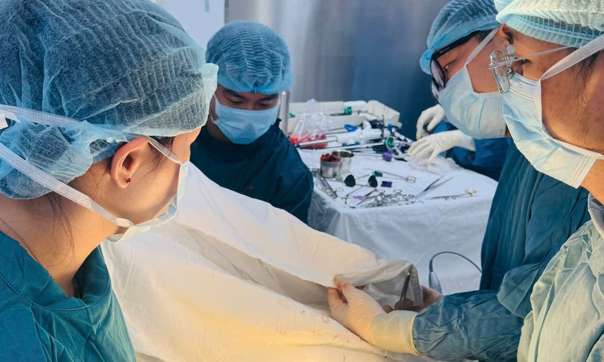 Đồ chơi "trứng rồng" kẹt trong hậu môn thanh niên