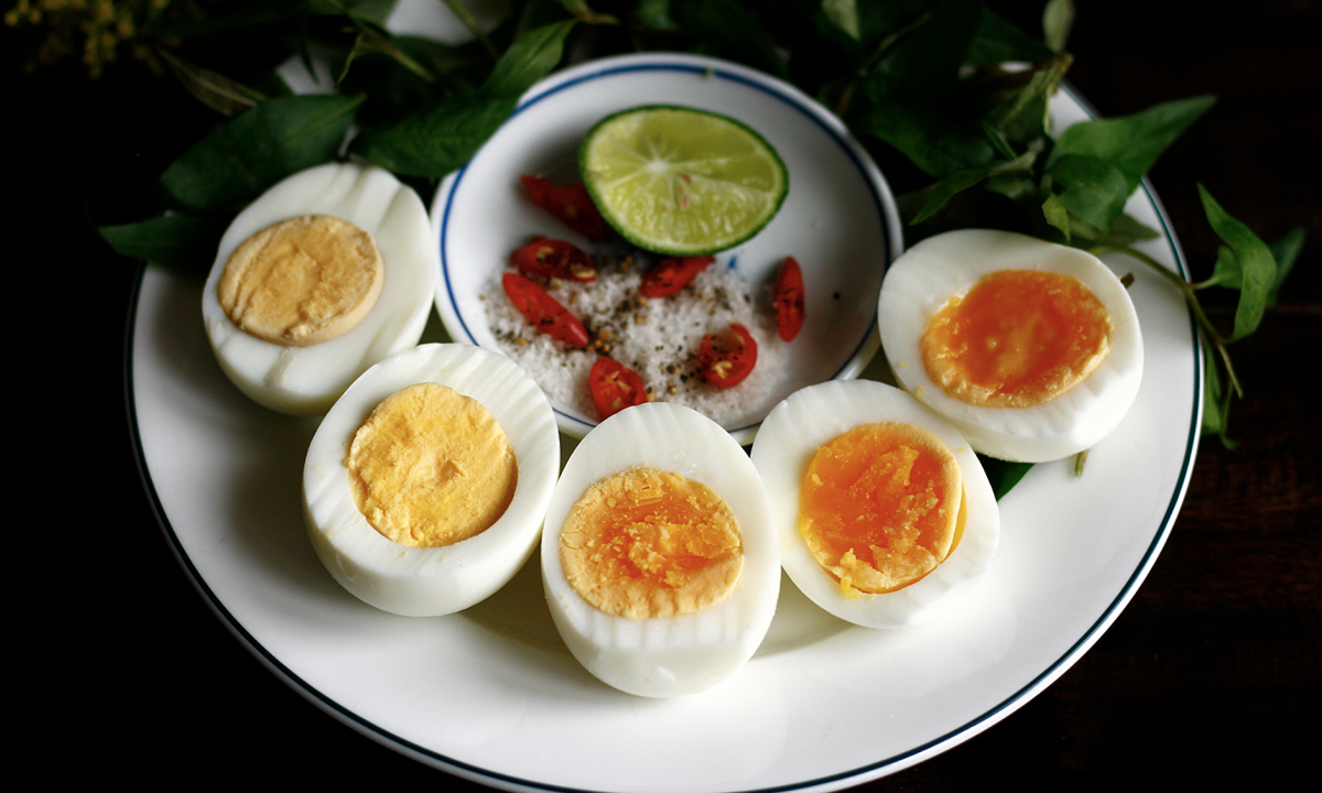 Vì sao bác sĩ vẫn khuyên ăn trứng dù chứa cholesterol?