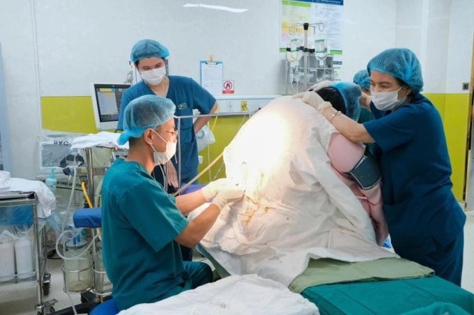 Các bác sĩ chuẩn bị cho cuộc vượt cạn của sản phụ. Ảnh: Bệnh viện cung cấp