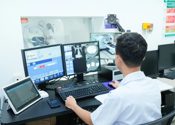 Người dân tầm soát ung thư phổi ở Bệnh viện Bạch Mai. Ảnh: Diệu Hiền