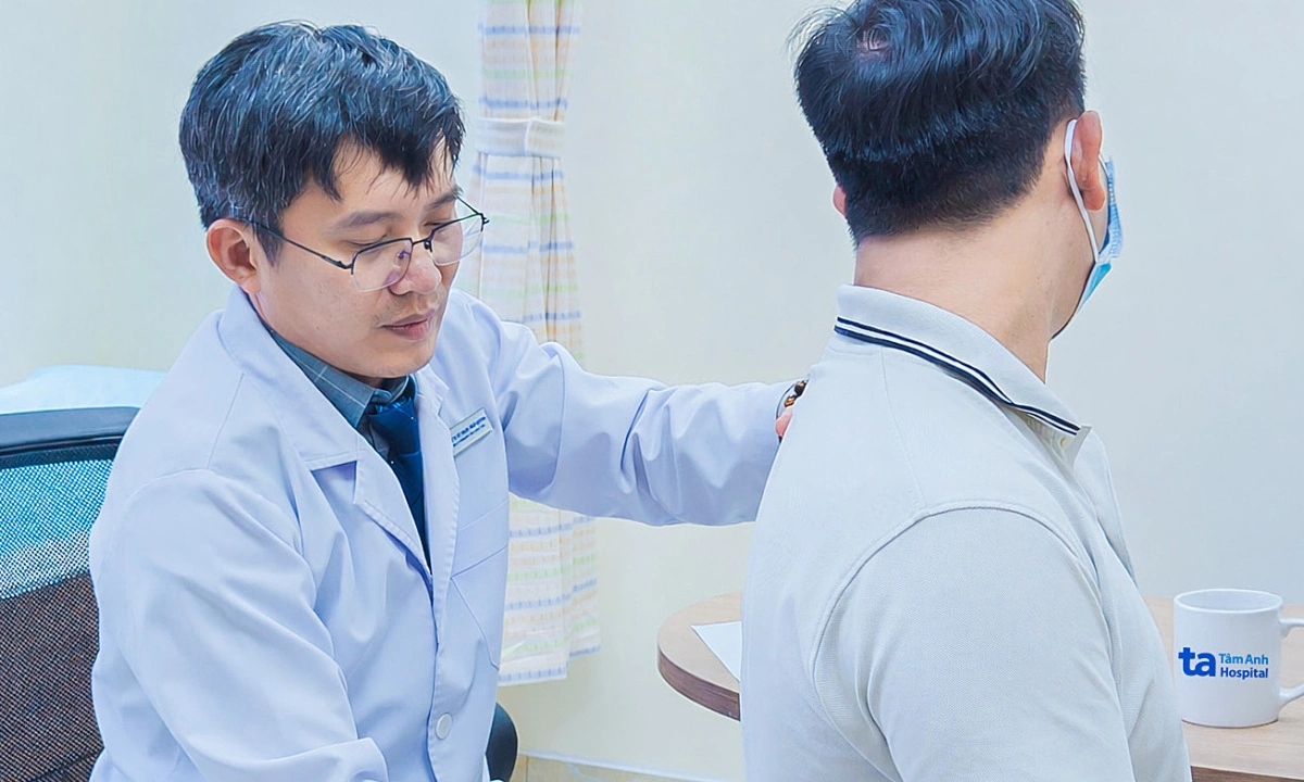 Vì sao mổ thoát vị đĩa đệm có nguy cơ liệt?