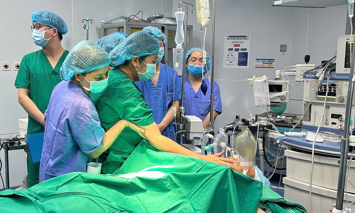 Phút người vợ vĩnh biệt chồng trước ca mổ hiến tạng
