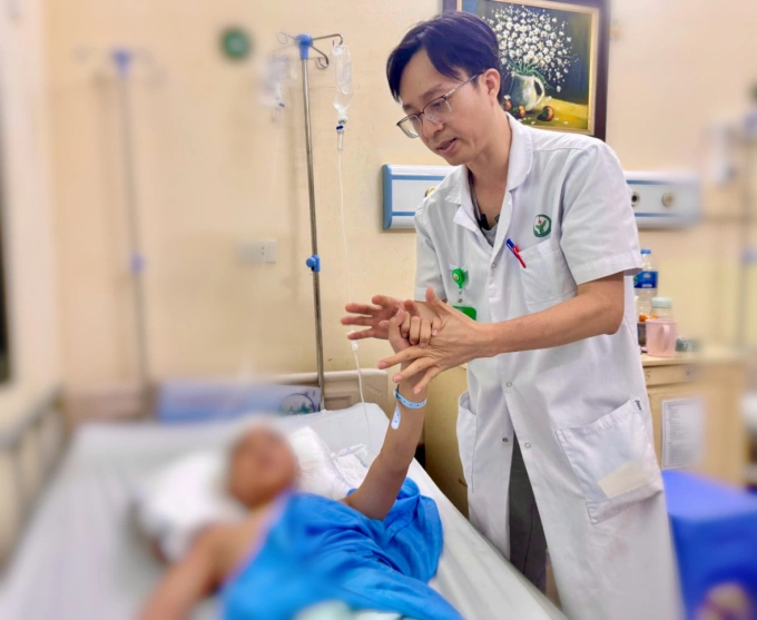 Bác sĩ kiểm tra chức năng vận động cho trẻ sau ca mổ. Ảnh: Bệnh viện cung cấp