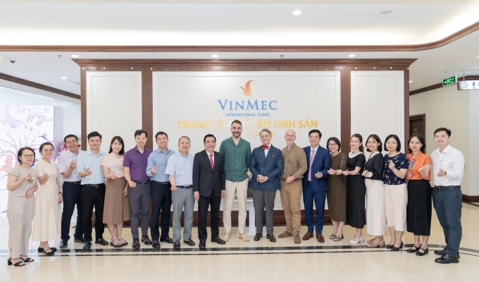 Chuyên gia quốc tế, ban lãnh đạo bệnh viện cùng học viên tại buổi khai giảng. Ảnh: Vinmec