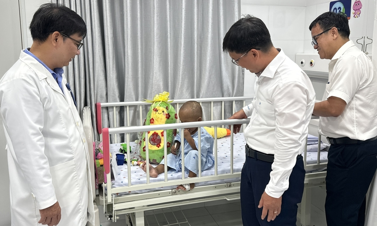 Trao giấy khai sinh cho bé 2 tuổi bị mẹ và người tình bạo hành