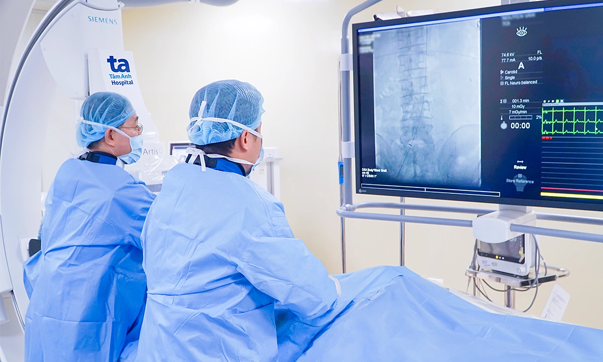 Máu rò rỉ ngoài stent sau điều trị phình động mạch chủ