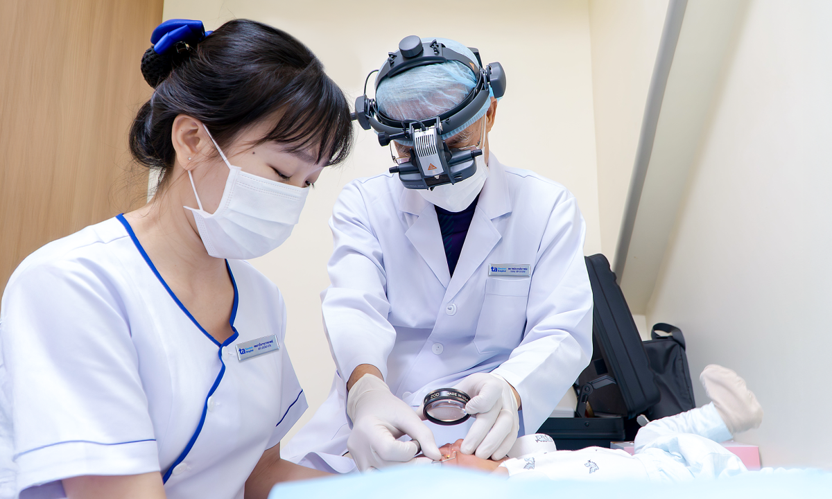 Bé trai sinh non tràn dịch màng phổi, xuất huyết não