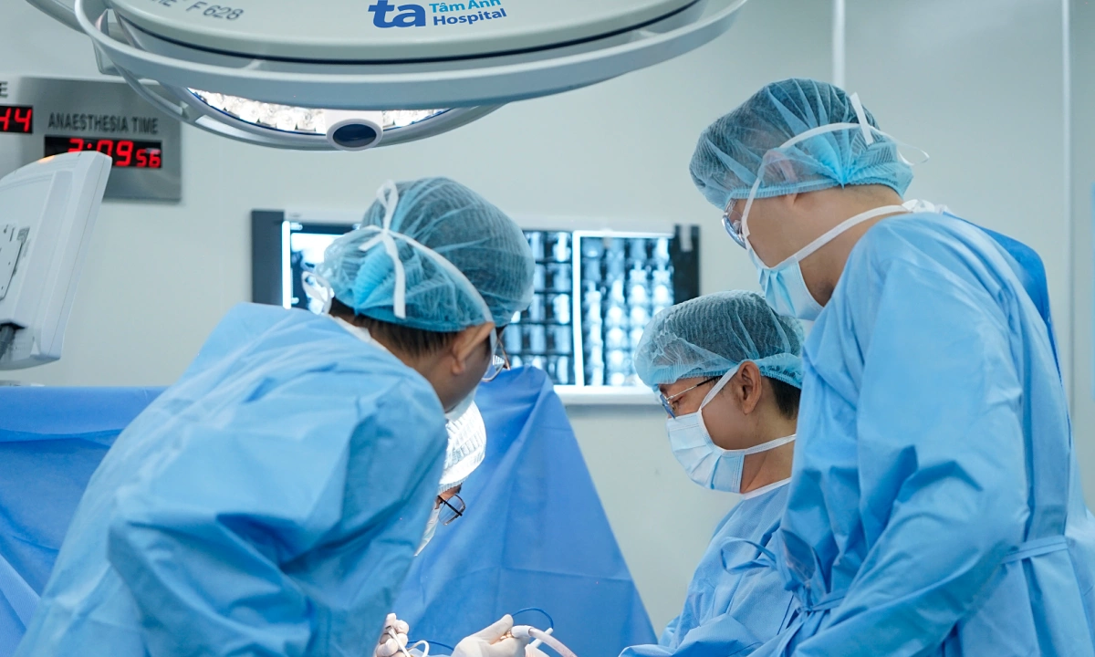 Đau lưng, phát hiện u cột sống