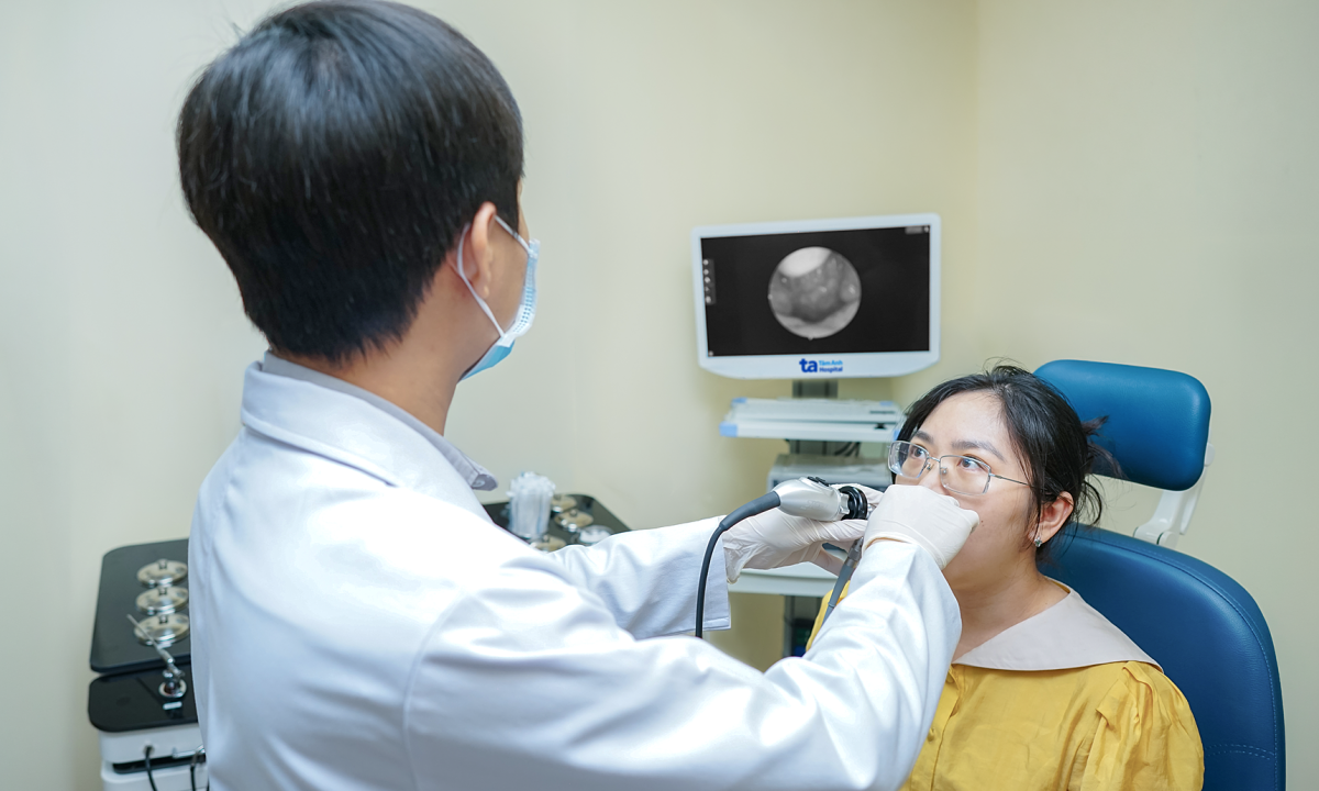 Sai lầm khi ngủ trong phòng máy lạnh dễ viêm họng