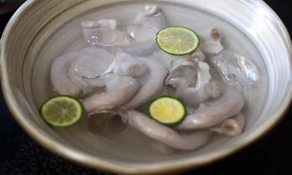 Lòng lợn càng trắng càng ngon?