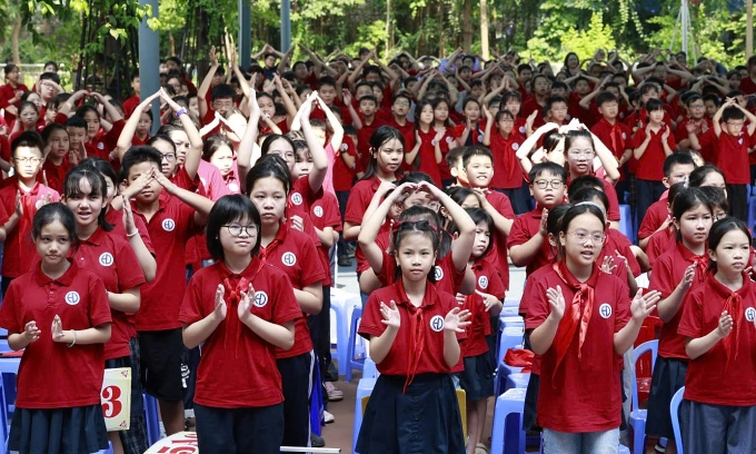 Trẻ em trường tiểu học Hoàng Diệu tham gia lễ phát động. Ảnh: Kim Duyên