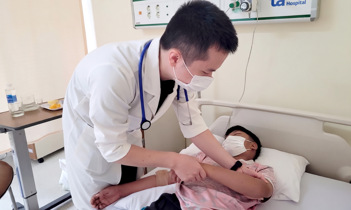 Bé trai viêm phế quản, nổi ban dị ứng do nhiễm trùng