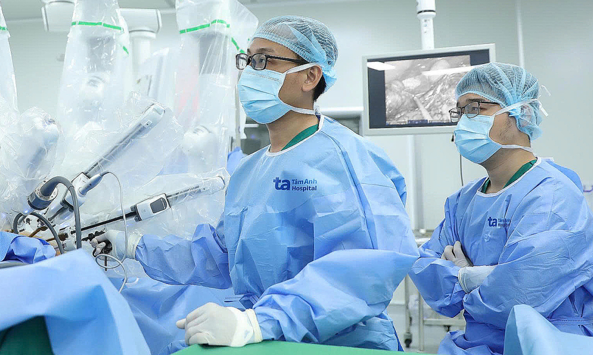 Cắt u ung thư đại tràng cho cụ bà liệt nửa người