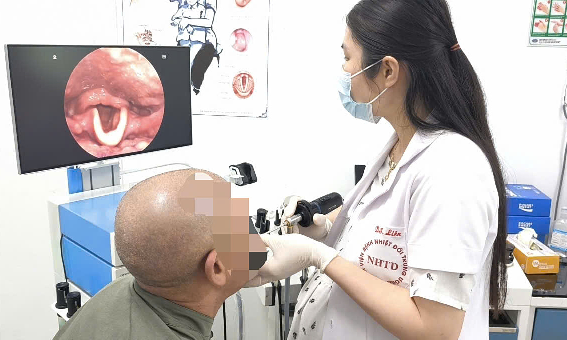 Suýt tắc đường thở do thói quen nhai đá lạnh giải nhiệt